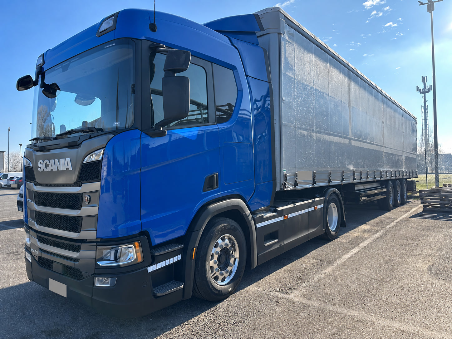 Mezzo Scania blu Gemma con targa oscurata